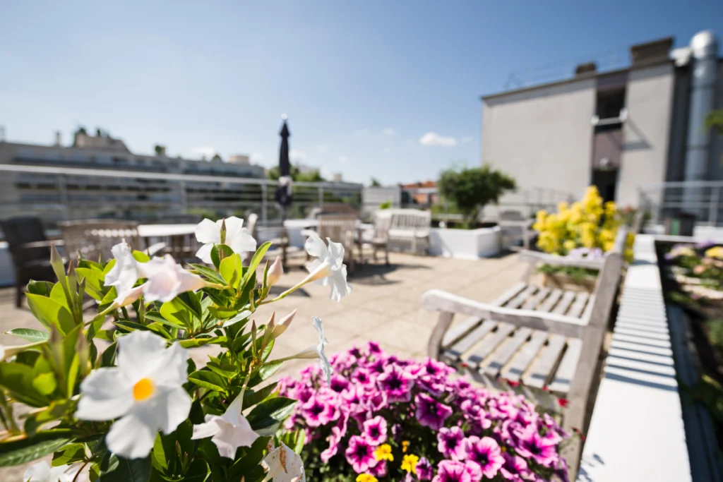 Terrasse de la clinique d'orthopédie en Seine-Saint-Denis